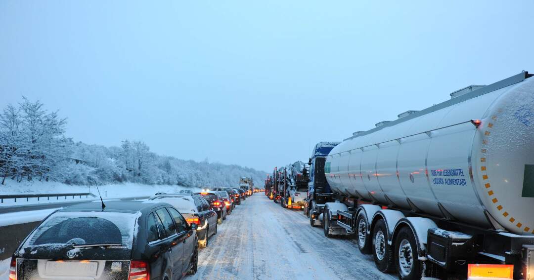 Titelbild: Unfälle und Neuschnee führten zu kilometerlangen Staus