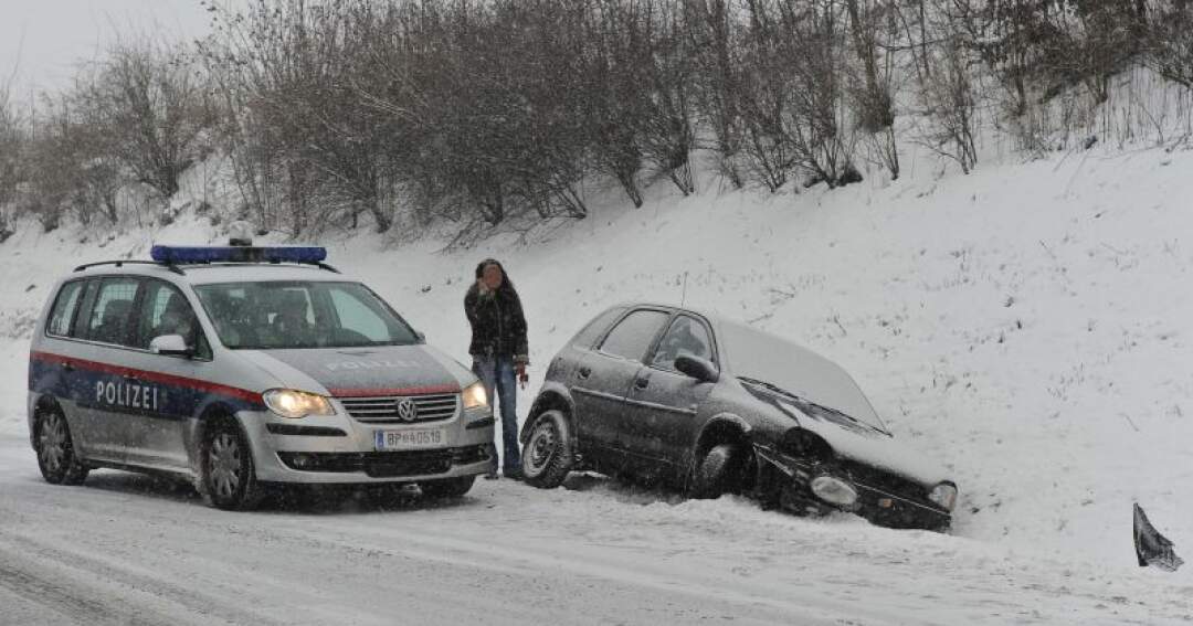 Titelbild: Verkehrsunfall wegen Neuschnee