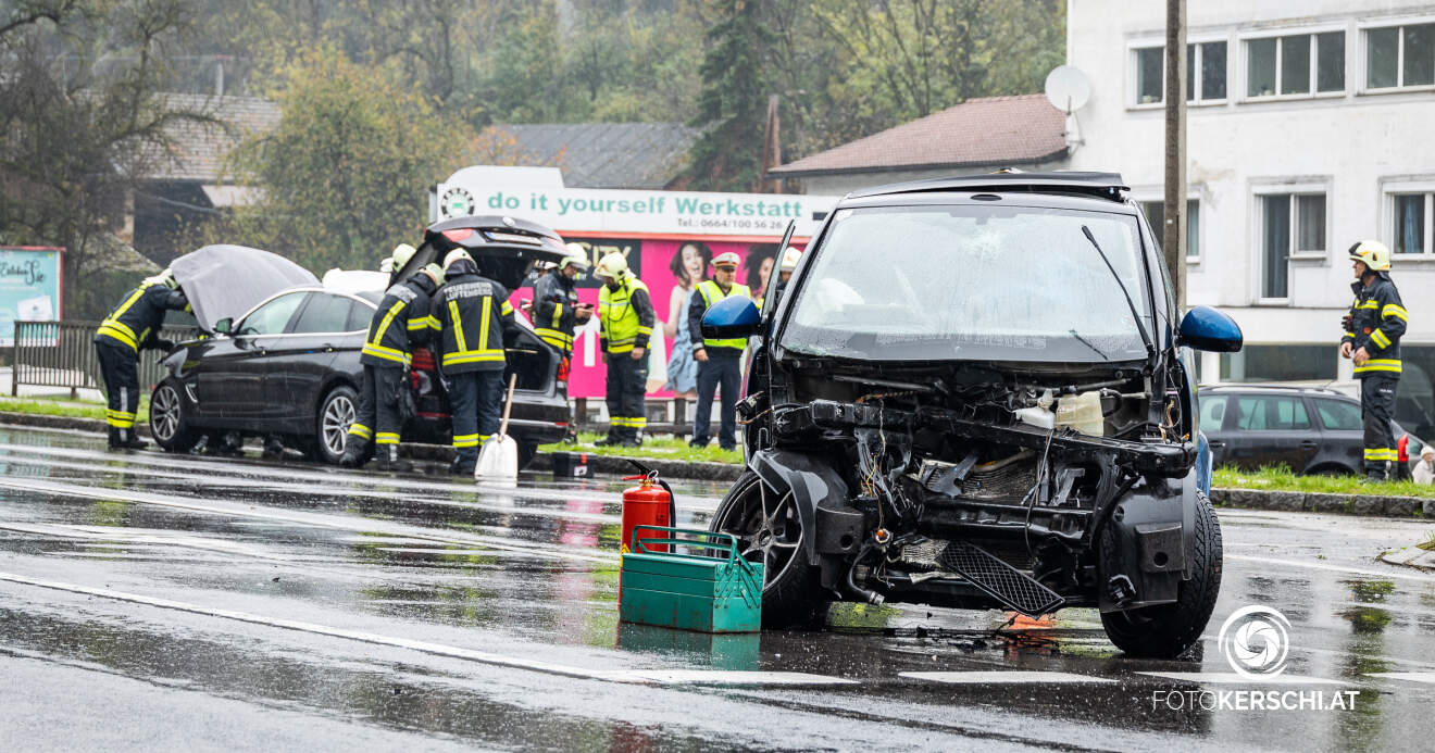 Drei Fahrzeuge in Kreuzungscrash verwickelt