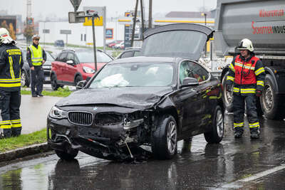 Drei Fahrzeuge in Kreuzungscrash verwickelt BAYER-AB2-0359.jpg