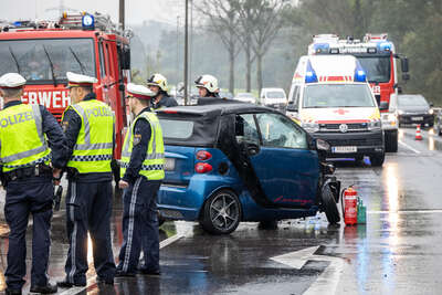 Drei Fahrzeuge in Kreuzungscrash verwickelt BAYER-AB2-0366-2.jpg