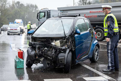 Drei Fahrzeuge in Kreuzungscrash verwickelt BAYER-AB2-0371.jpg