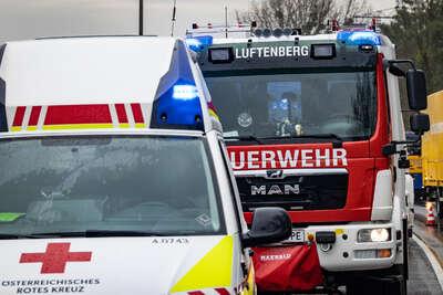 Drei Fahrzeuge in Kreuzungscrash verwickelt BAYER-AB2-0381.jpg