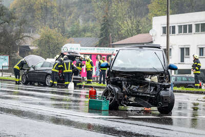 Drei Fahrzeuge in Kreuzungscrash verwickelt BAYER-AB2-0391.jpg