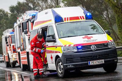 Drei Fahrzeuge in Kreuzungscrash verwickelt BAYER-AB2-0396.jpg