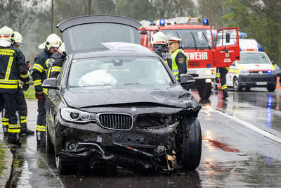 Drei Fahrzeuge in Kreuzungscrash verwickelt BAYER-AB2-0400.jpg