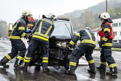 Drei Fahrzeuge in Kreuzungscrash verwickelt BAYER-AB2-0413.jpg