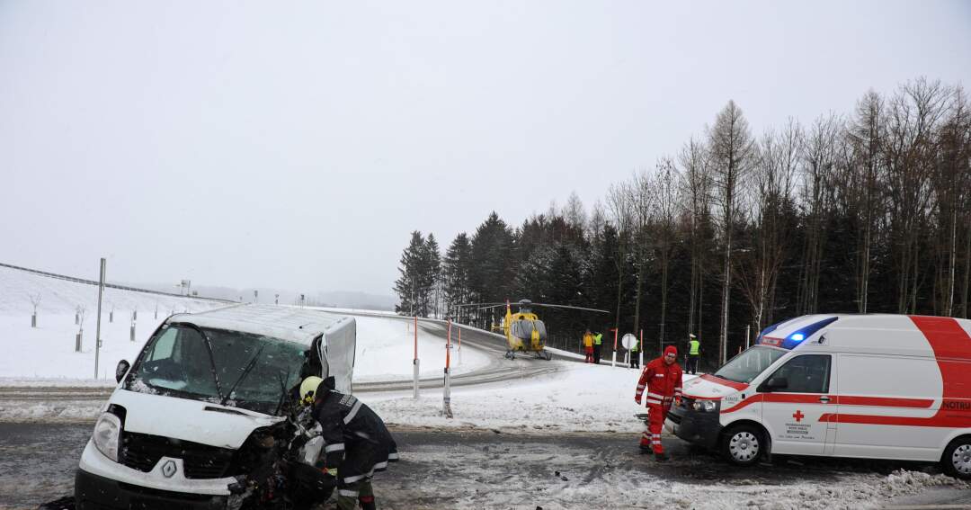 Titelbild: Kronstorf: Zwei Verletzte bei Unfall auf B 309