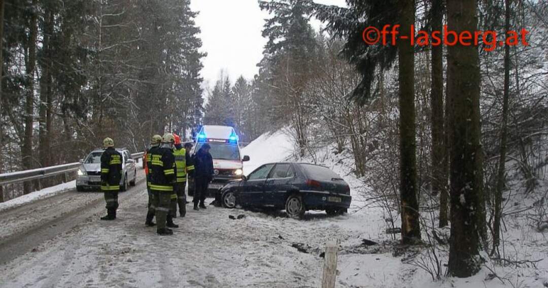 Titelbild: Junge Fahrzeuglenkerin kam ins schleudern