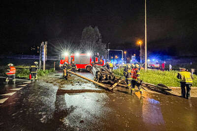 Verkehrsunfall im Kreisverkehr beim Mona-Lisa Tunnel FOKE-2022110420581187-016.jpg