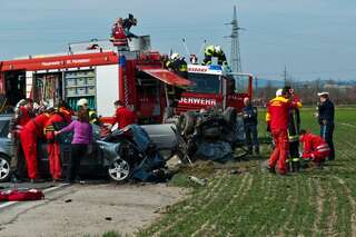 Tote und zwei Schwerverletzte nach Autounfall tote-bei-autounfall_02.jpg