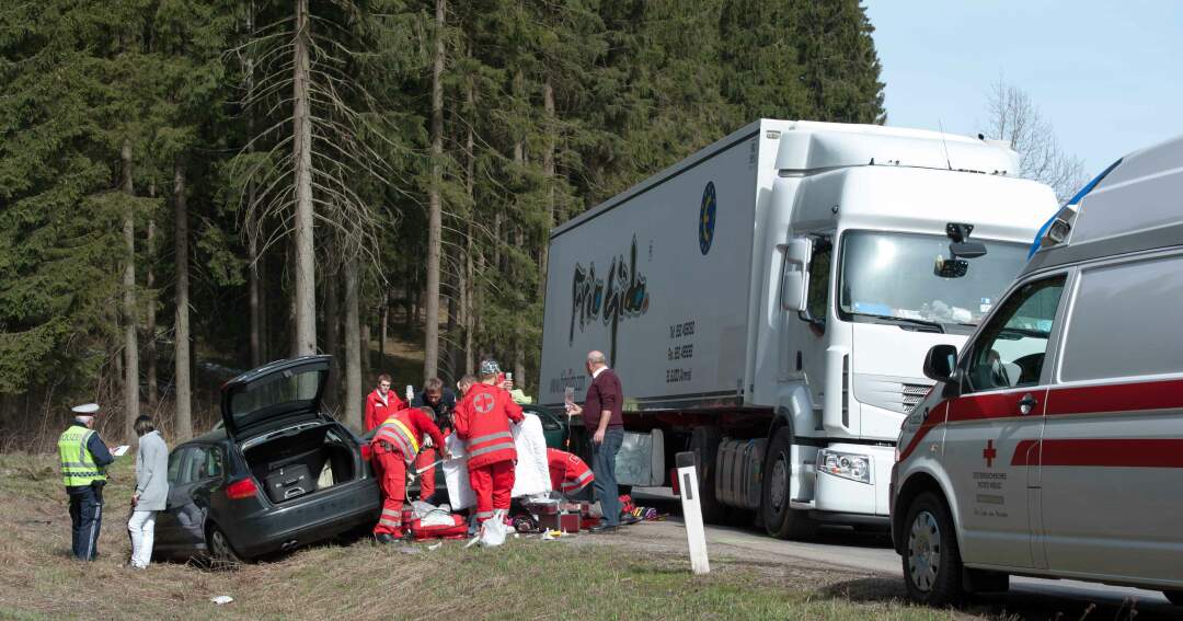 Titelbild: Mann auf Parkplatz von Auto erfasst - Fuß abgetrennt