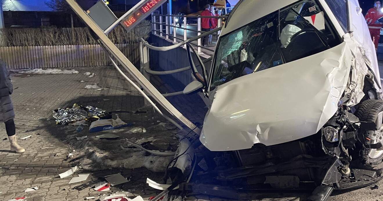 Titelbild: Verkehrsunfall Aufräumarbeiten in Steyrermühl