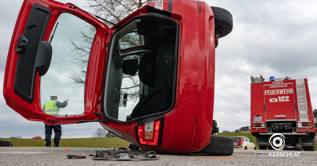 Titelbild: Unfall mit zwei PKW in Ungenach