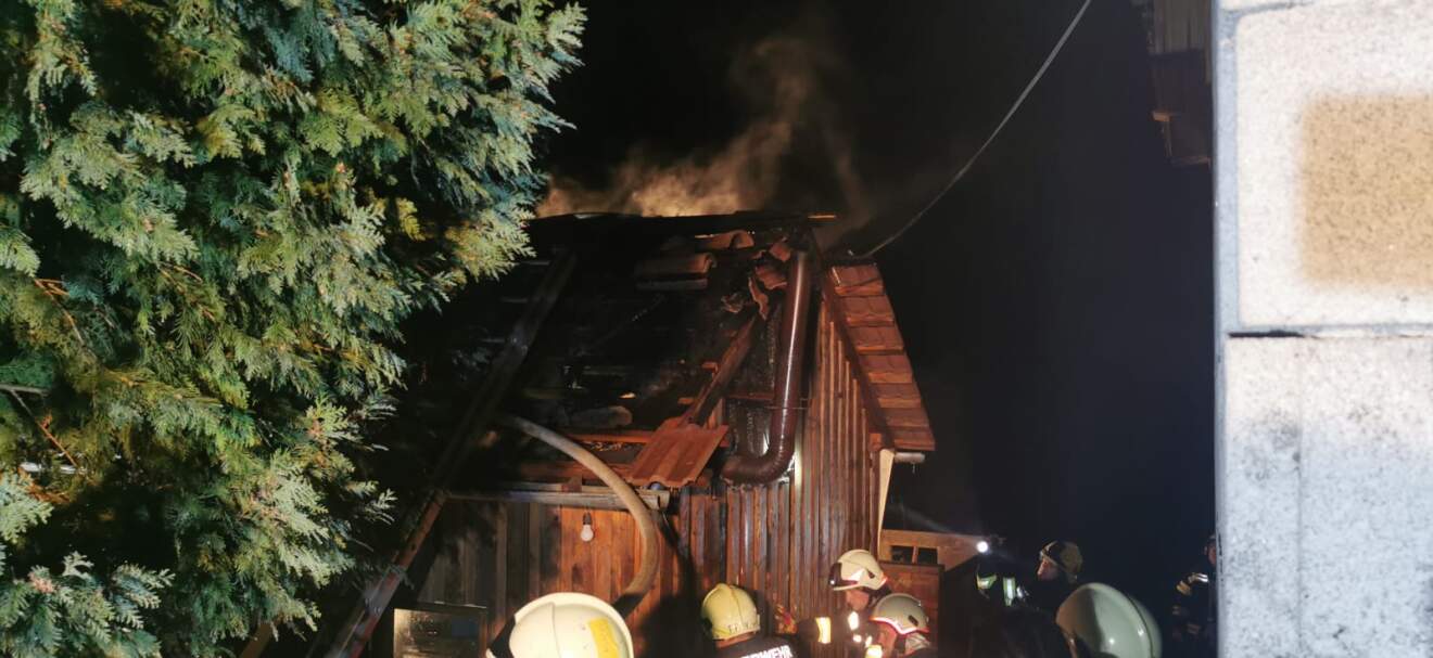 Titelbild: Brandeinsatz in Waldzell: Feuerwehr löscht Gartenhütte