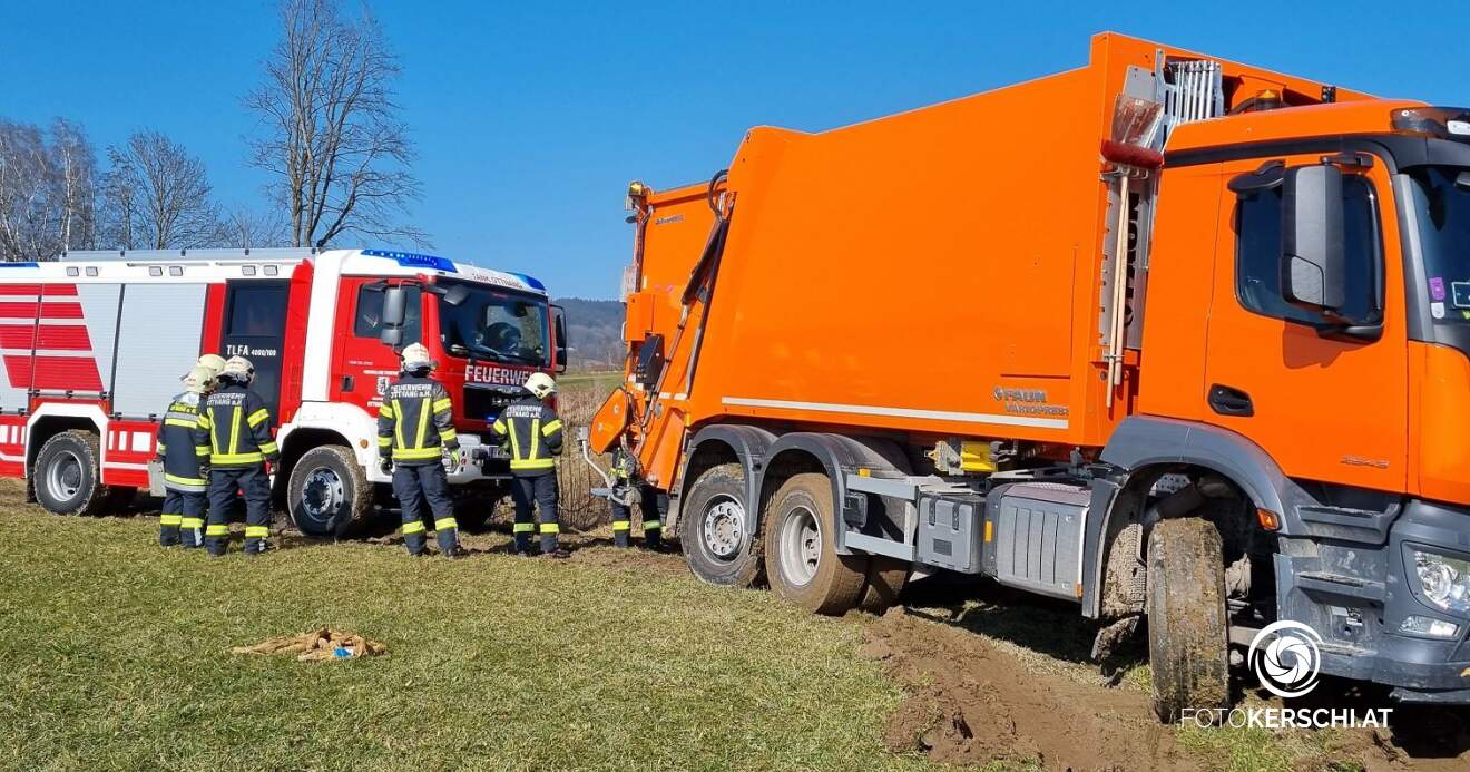 Titelbild: Müllabfuhrwagen in Feld festgefahren