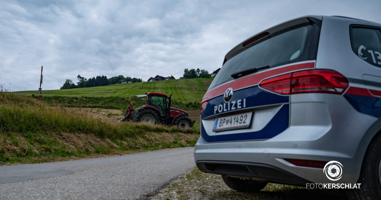 Titelbild: Pensionist von Traktor überrollt - 66-Jähriger bei Waldarbeiten verletzt