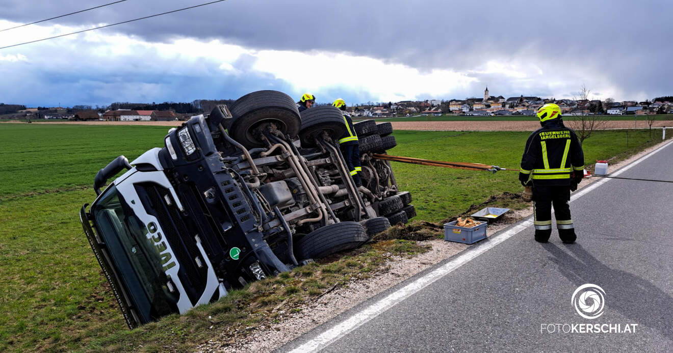 Titelbild: LKW-Bergung sorgt für Verkehrsbehinderungen im Bezirk Linz-Land