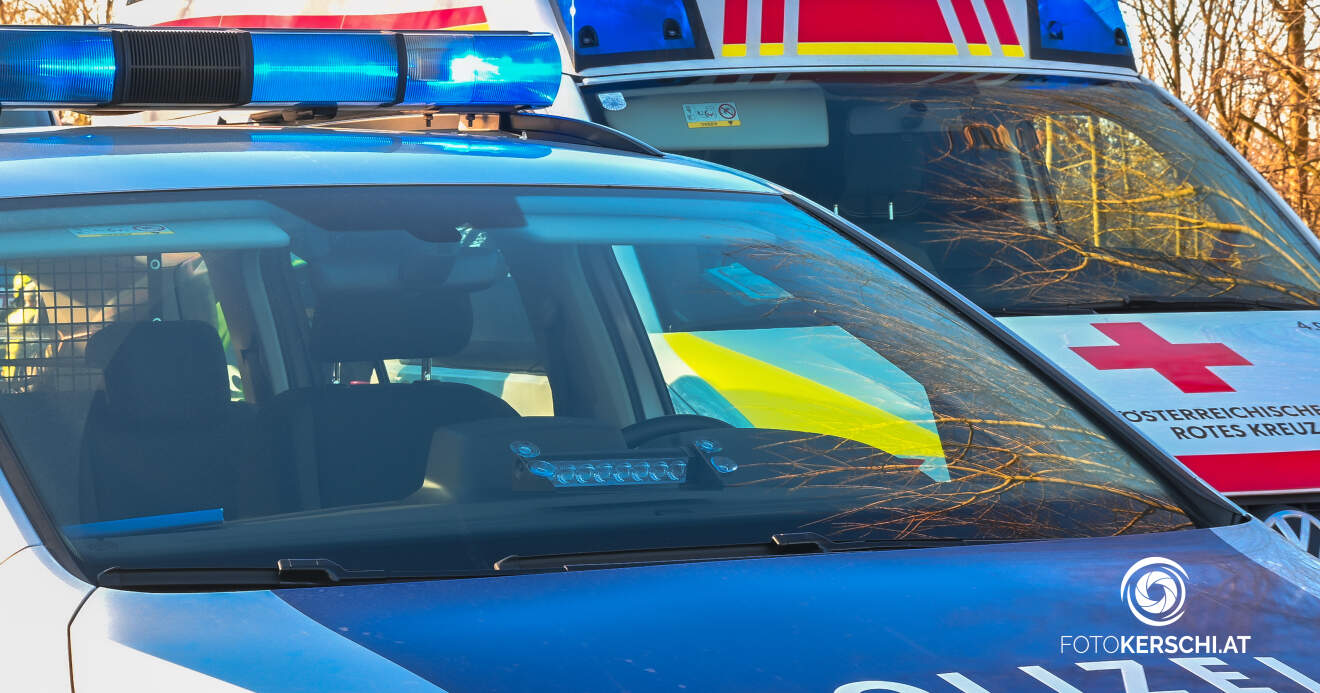 Titelbild: Verkehrsunfall im Bezirk Urfahr-Umgebung: Vier Verletzte nach Kollision zweier Autos