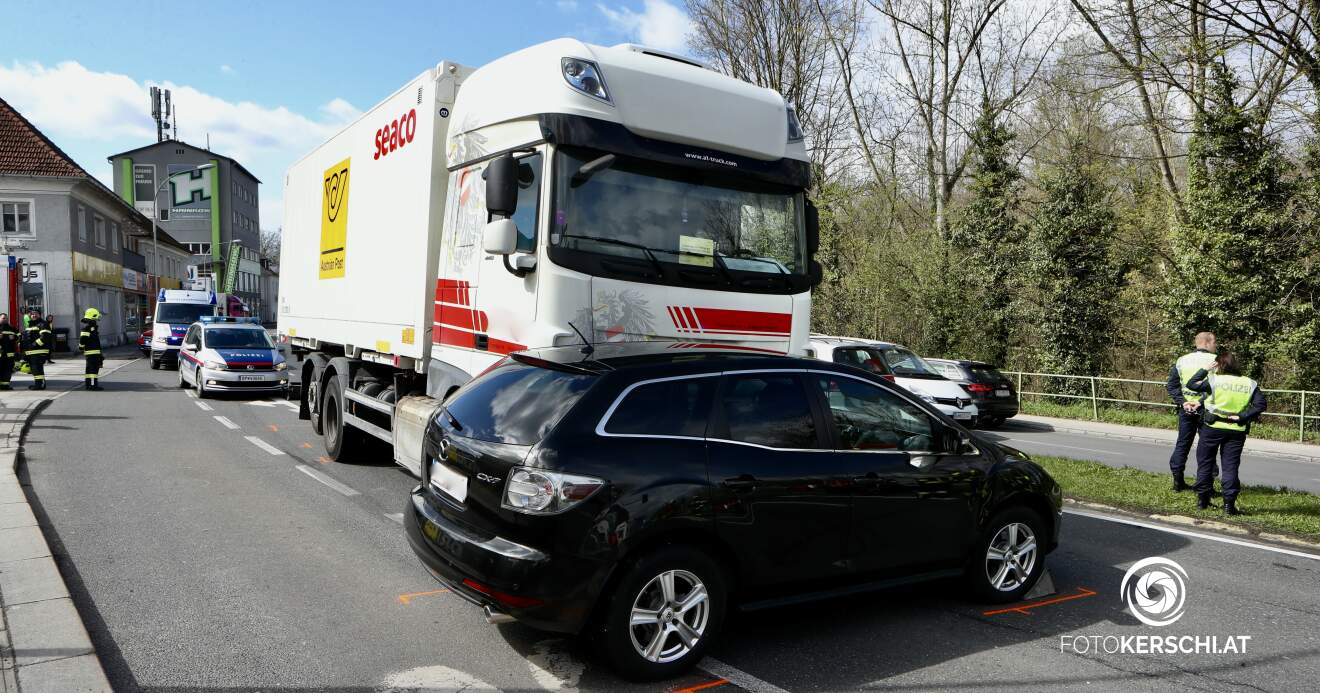 Titelbild: Zusammenstoß zwischen PKW und LKW fordert 1 Verletzte Person