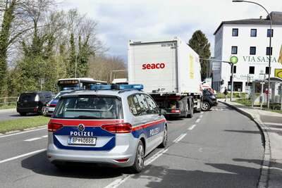 Zusammenstoß zwischen PKW und LKW fordert 1 Verletzte Person fkstore-62432.jpg