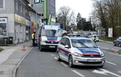 Zusammenstoß zwischen PKW und LKW fordert 1 Verletzte Person fkstore-62449.jpg