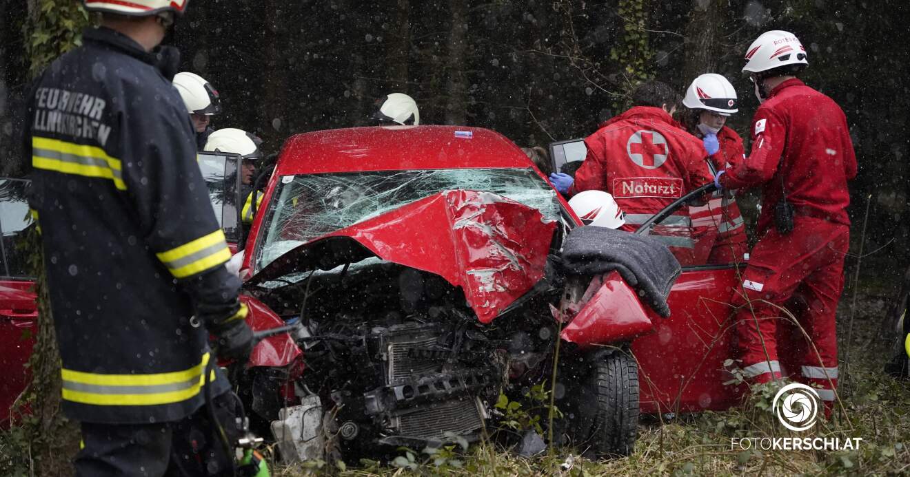 Titelbild: Eingeklemmte Person bei Verkehrsunfall in Gallneukirchen