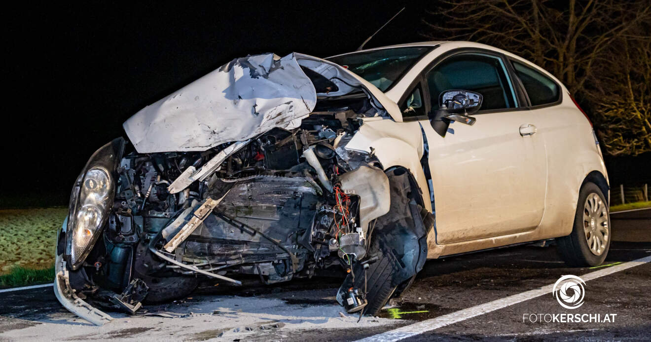 Zwei Verletzte bei Kreuzungskollision auf der B138