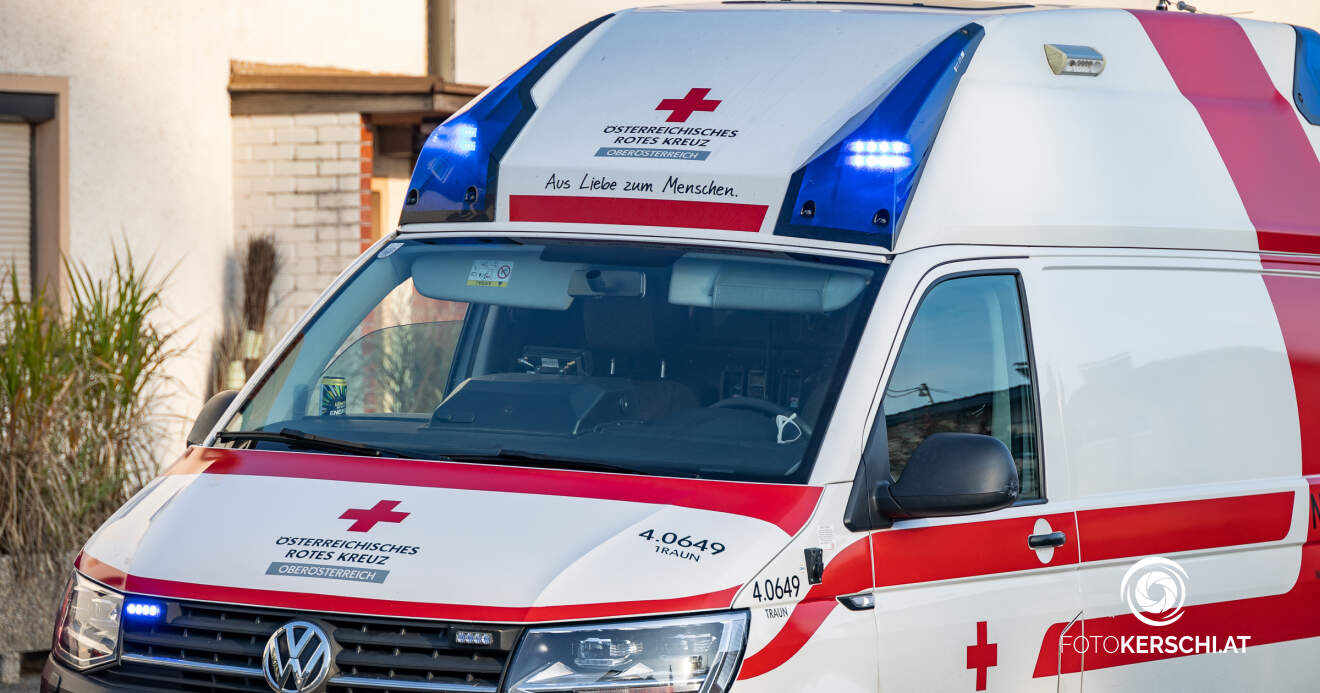 Titelbild: Tragischer Unfall in Pasching: Fußgänger stirbt bei Kollision mit Sattelzug