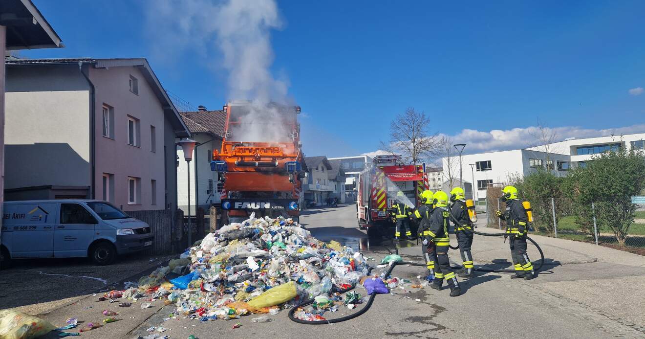 Titelbild: Brand eines Müllwagens