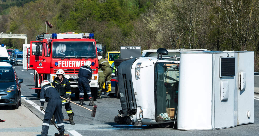 Titelbild: Wohnwagen auf der Westautobahn umgestürzt