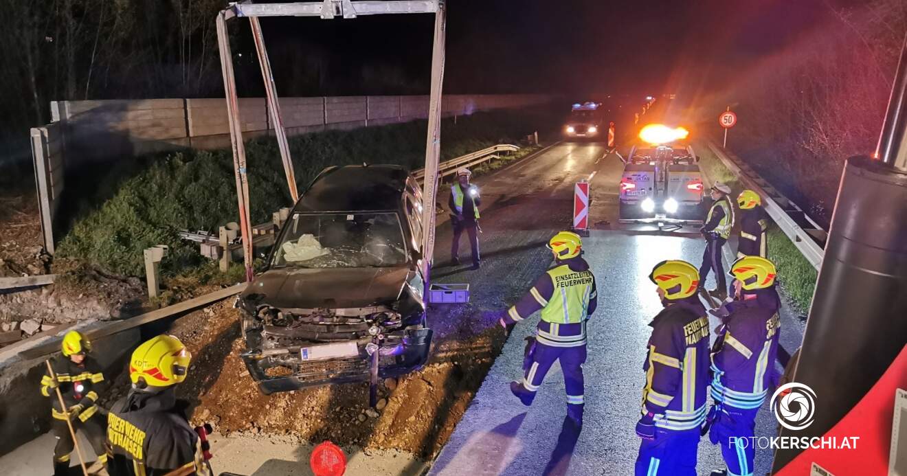 PKW fährt in B3 Baustelle