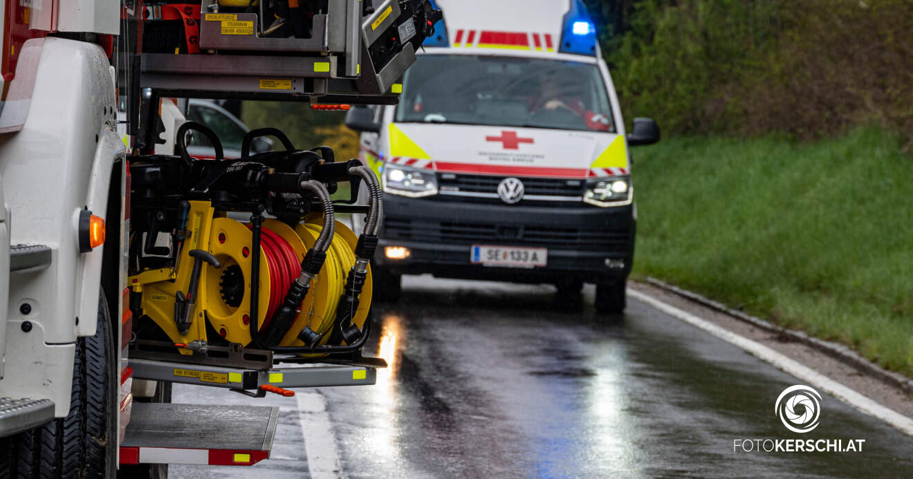 Unfalllenker in Pkw eingeklemmt