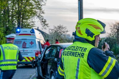 PKW kollidiert mit Sämaschine- eine verletzte Person DSC-2916.jpg