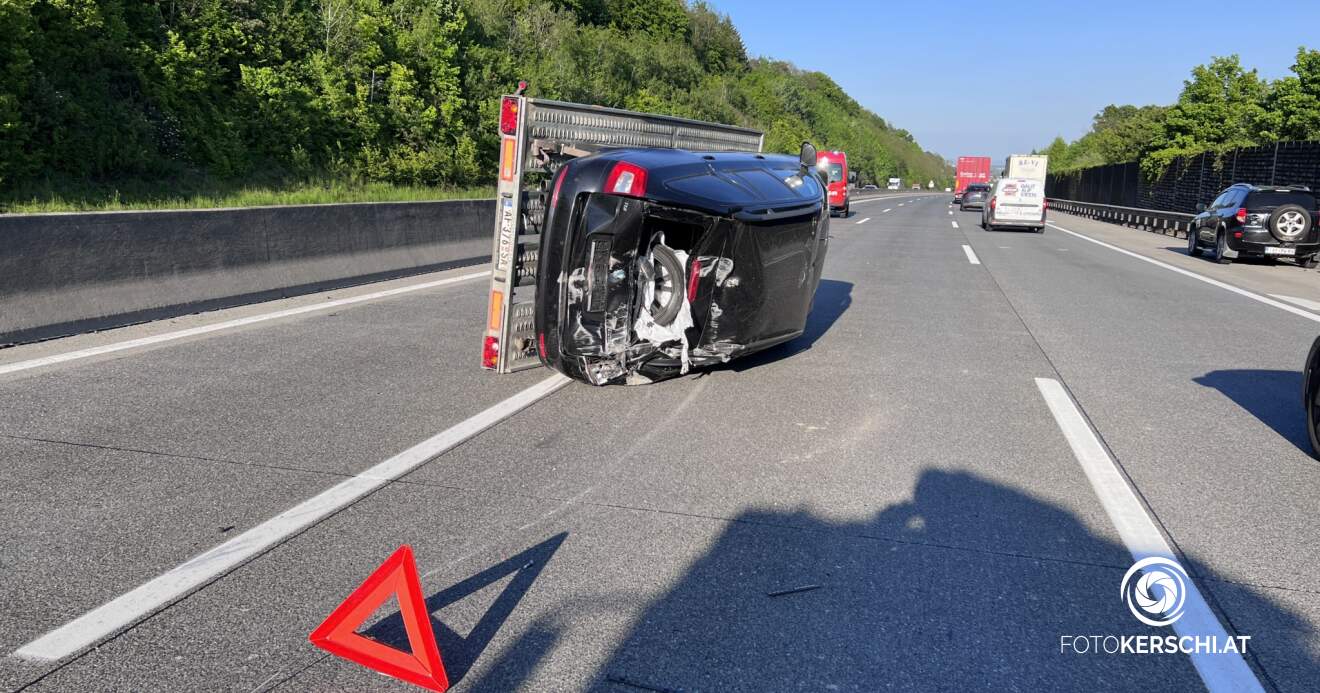 Titelbild: Verkehrsunfall auf der A1 – Anhänger umgekippt