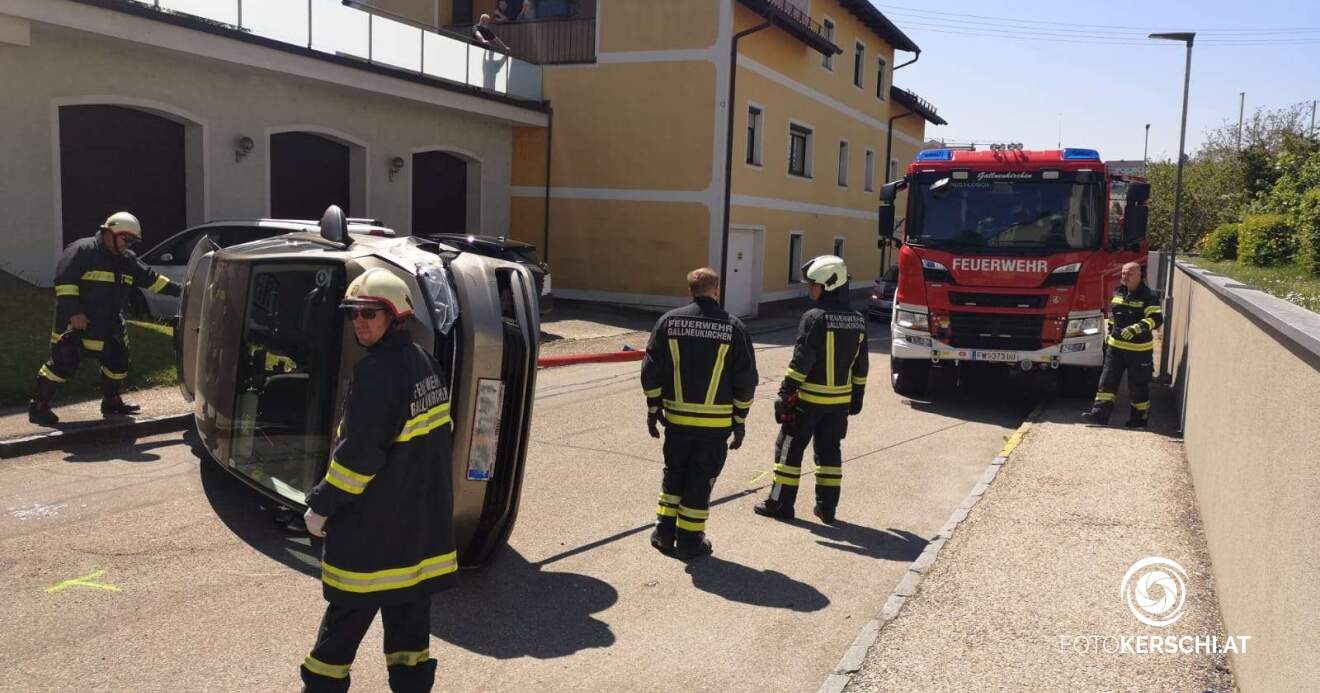 Titelbild: Feuerwehr im Einsatz: Verkehrsunfall mit eingeklemmter Person