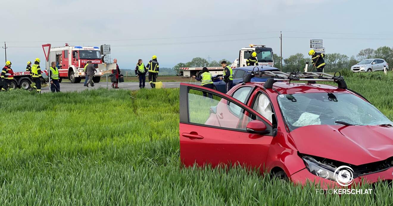 Feuerwehr Dietach im Einsatz nach Verkehrsunfall auf Thann-Landesstraße