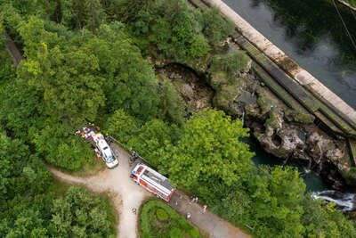 Personenrettung durch die Feuerwehr am Traunfall DJI-0041.jpg