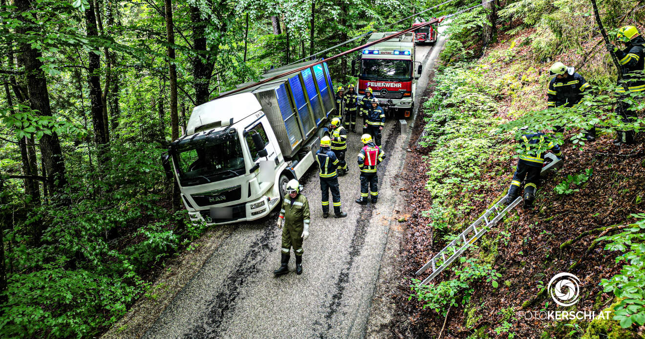 Feuerwehren bergen schräg stehenden Transporter