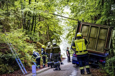 Feuerwehren bergen schräg stehenden Transporter PANC-20230609000069129-001.jpg