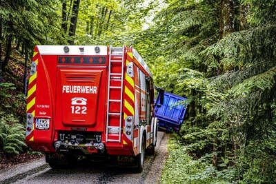 Feuerwehren bergen schräg stehenden Transporter PANC-20230609000069130-002.jpg