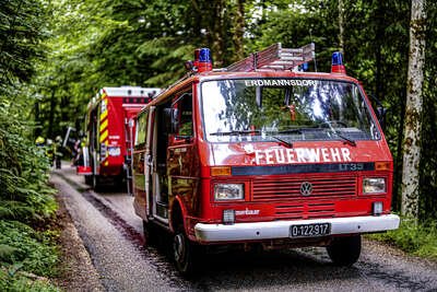 Feuerwehren bergen schräg stehenden Transporter PANC-20230609000069132-004.jpg