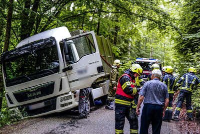 Feuerwehren bergen schräg stehenden Transporter PANC-20230609000069133-005.jpg