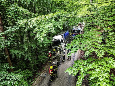 Feuerwehren bergen schräg stehenden Transporter PANC-20230609000069135-007.jpg