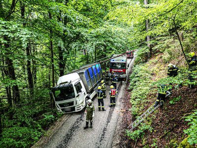 Feuerwehren bergen schräg stehenden Transporter PANC-20230609000069136-008.jpg