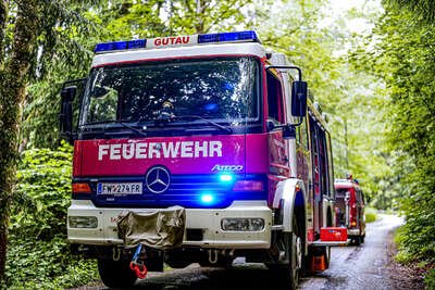 Feuerwehren bergen schräg stehenden Transporter PANC-20230609000069137-009.jpg