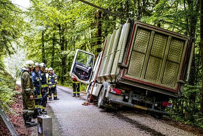 Feuerwehren bergen schräg stehenden Transporter PANC-20230609000069140-012.jpg