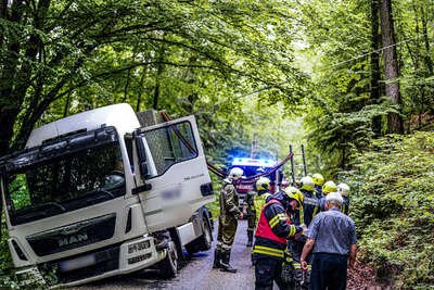 Feuerwehren bergen schräg stehenden Transporter PANC-20230609000069142-014.jpg