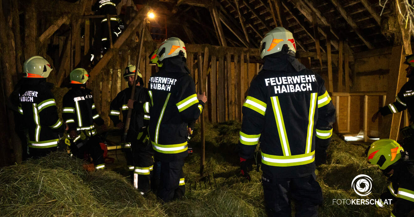 Titelbild: Feuerwehr Haibach und Reichenau im Einsatz: Heu im Heuboden sorgt für Brandverdacht