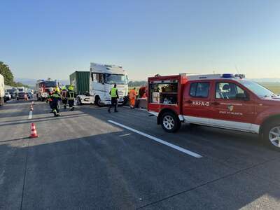 Verkehrsbehinderung auf der A1 nach Unfall mit LKW IMG-20230612-065309-032.jpg